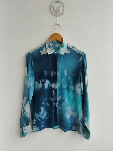 Camisa de seda pura estampa tye-die azul - M
