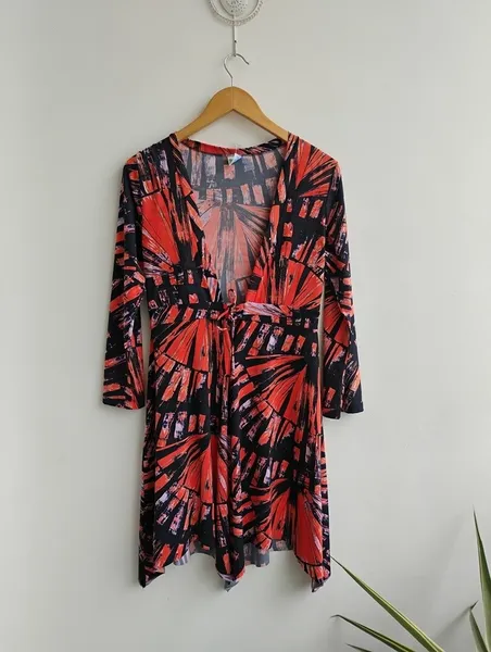 Líquido vestido decotado estampa laranja/preto - M