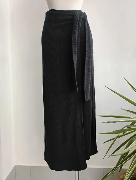 Shoulder saia midi em malha canelada preta - PP