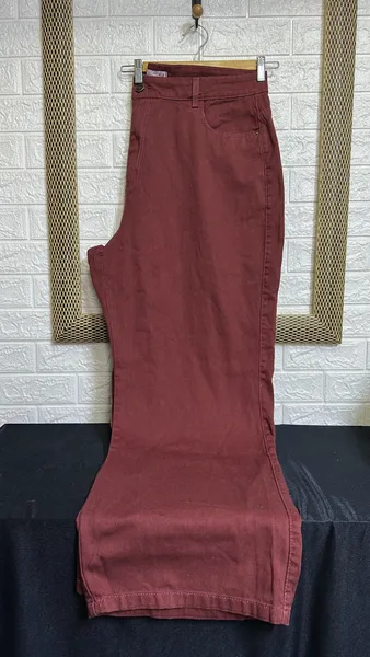 Calça de Sarja Mom Plus Size