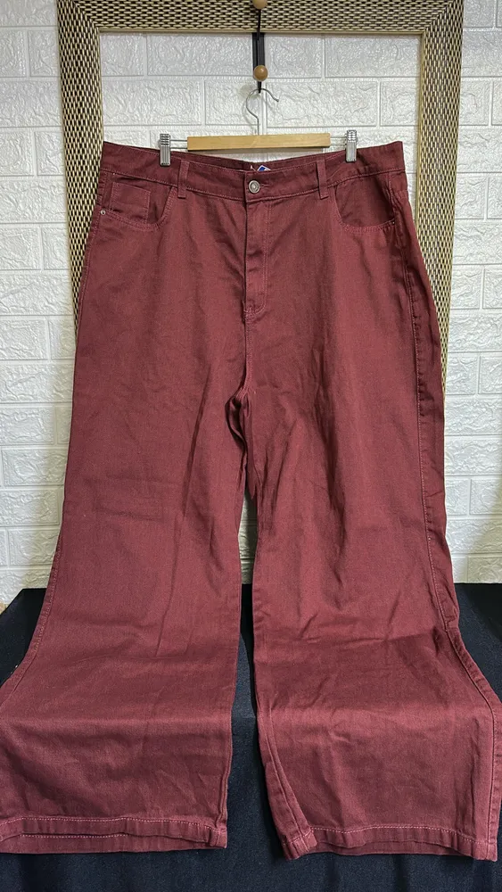 Calça de Sarja Mom Plus Size