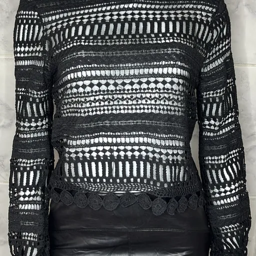 Blusa manga longa preta rendada, fechamento por zíper nas costas