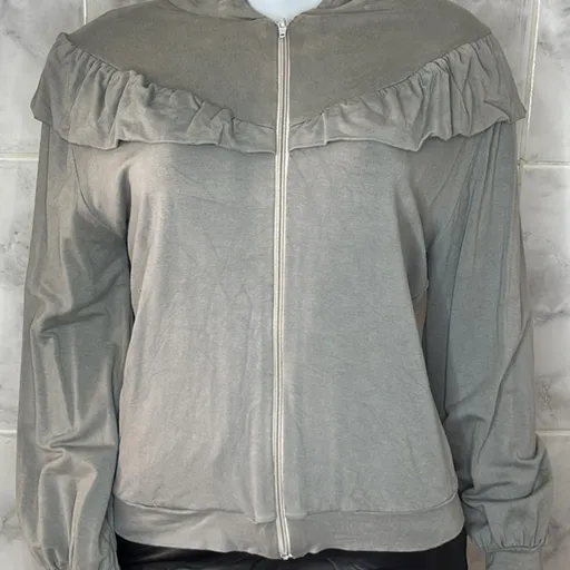 Casaco feminino cinza, detalhes de babado, fechamento por zíper