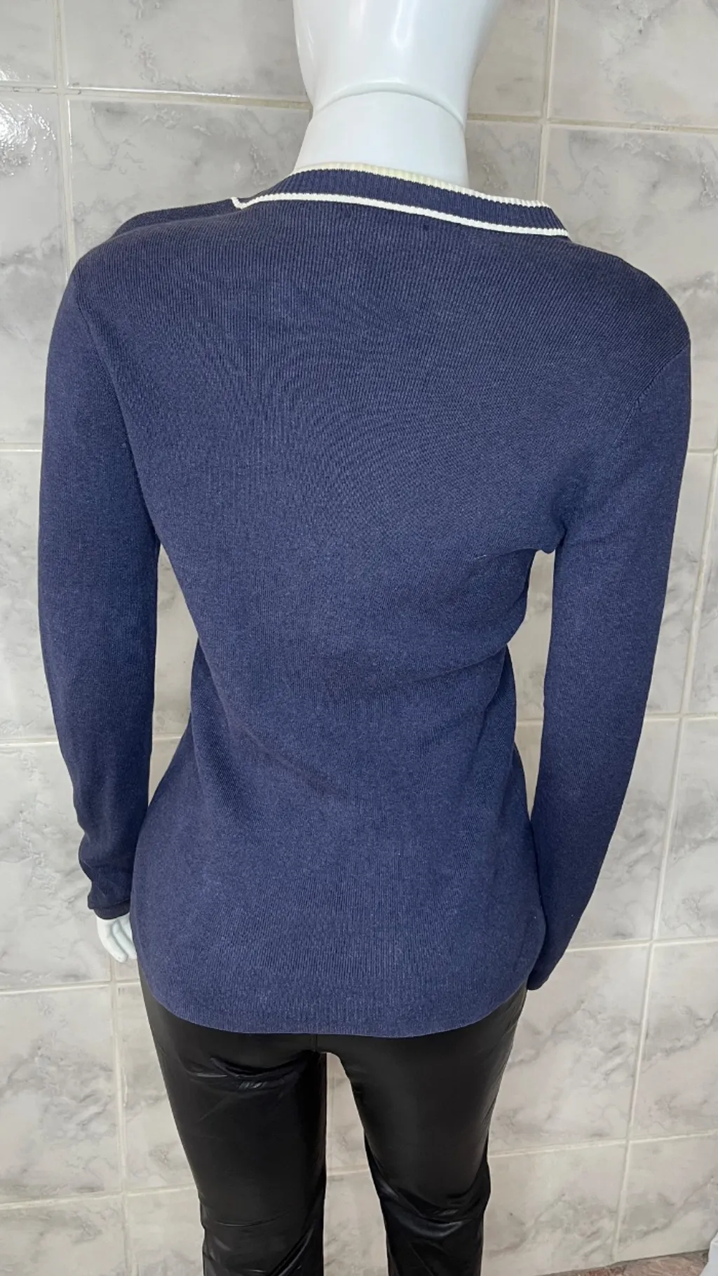 Cardigan feminino azul marinho da Tommy Hilfiger, possui dois bo