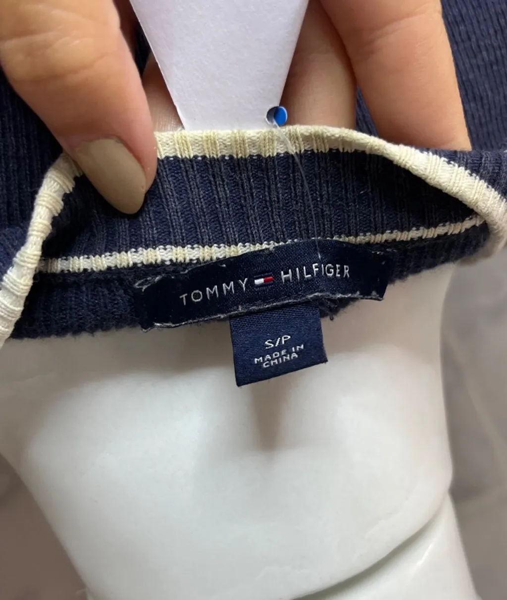 Cardigan feminino azul marinho da Tommy Hilfiger, possui dois bo