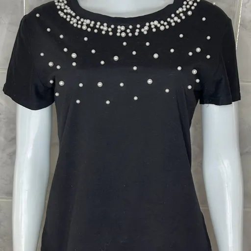 Camiseta feminina preta com pérolas