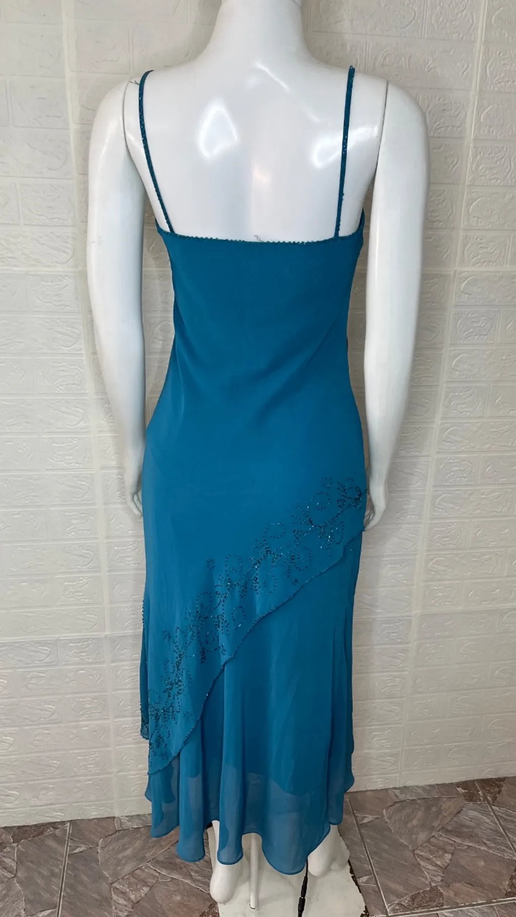 Vestido de festa azul petróleo com detalhes bordados