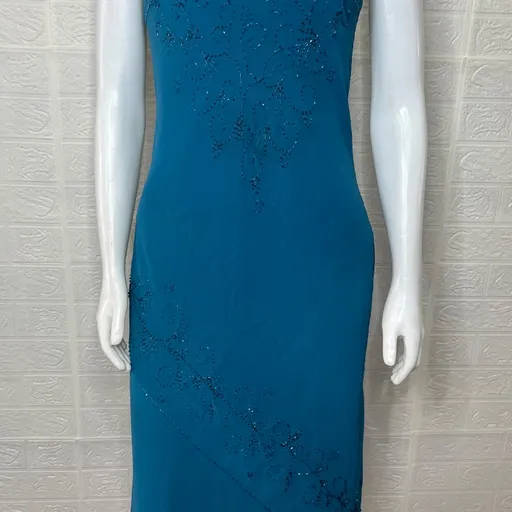 Vestido de festa azul petróleo com detalhes bordados
