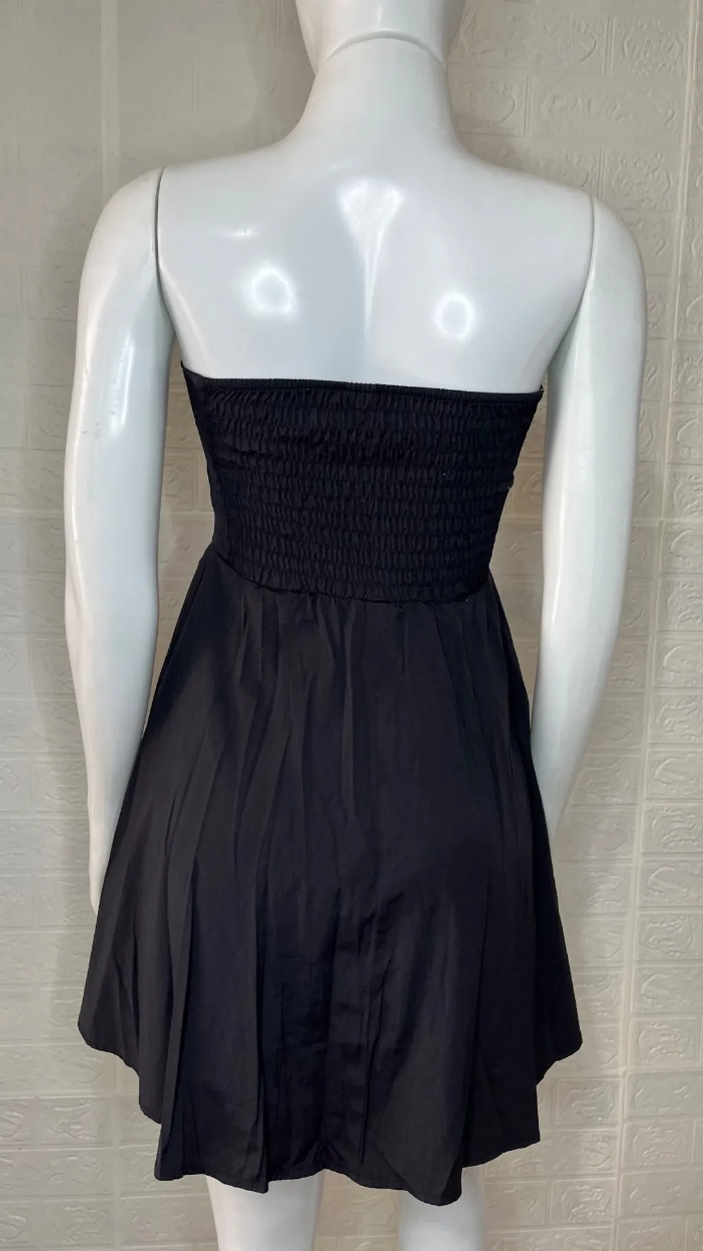 Vestido de festa preto tomara que caia com botões na frente e de