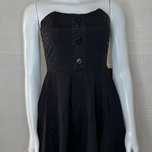 Vestido de festa preto tomara que caia com botões na frente e de