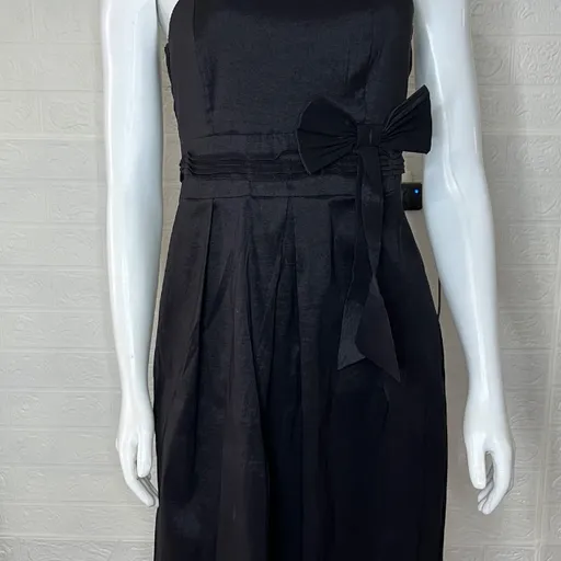 Vestido de festa preto tomara que caia com laço na frente