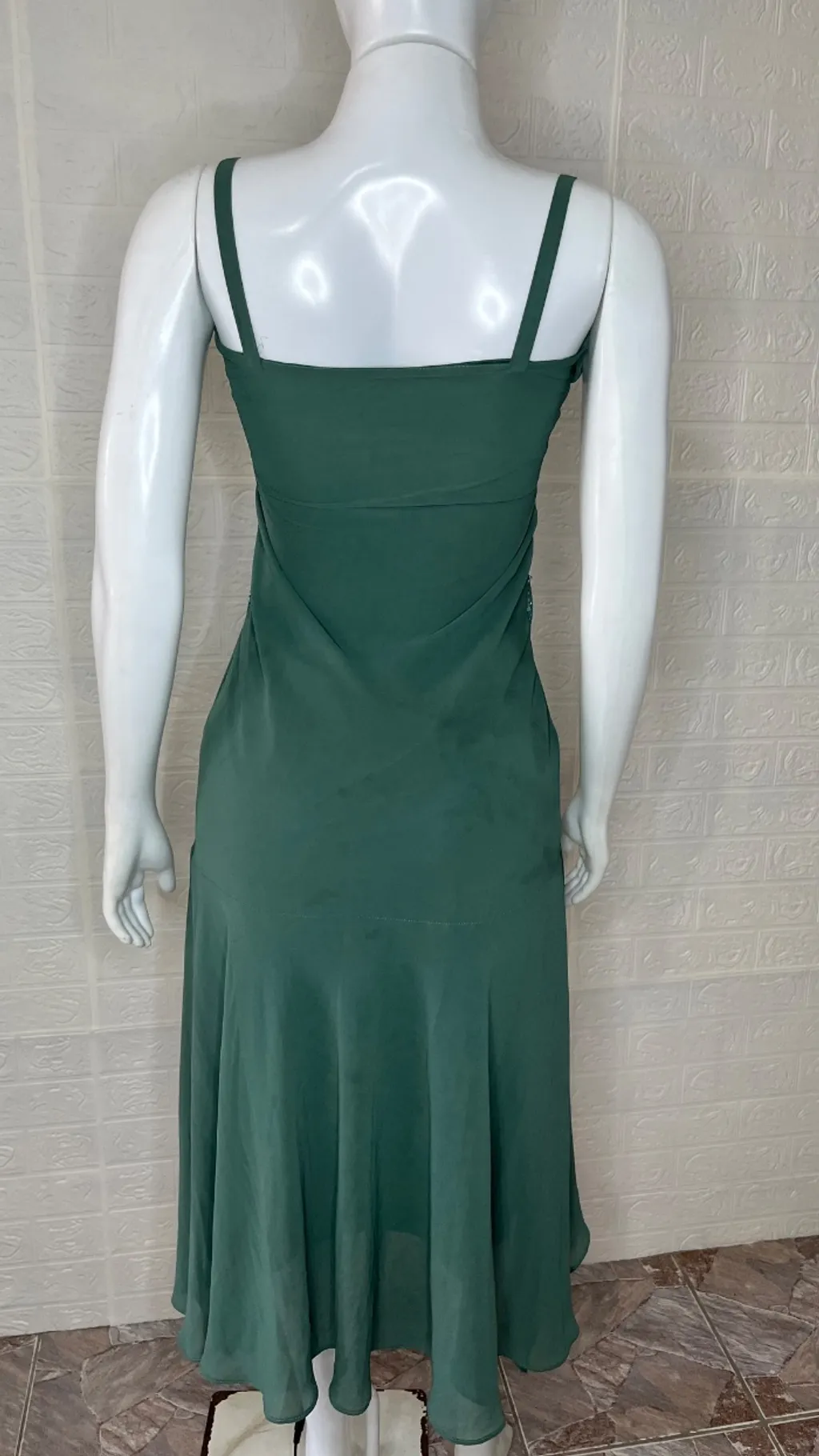 Vestido de festa verde com detalhes bordados