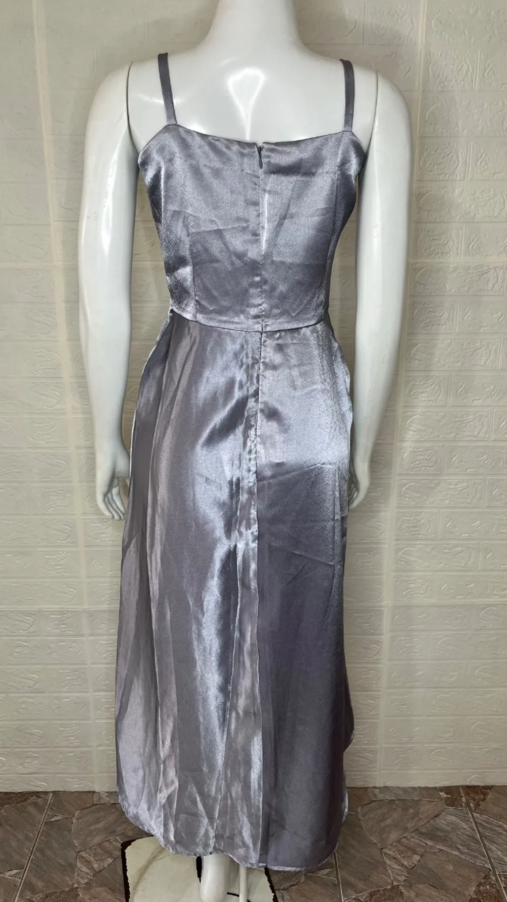 Vestido de festa prateado de alcinha