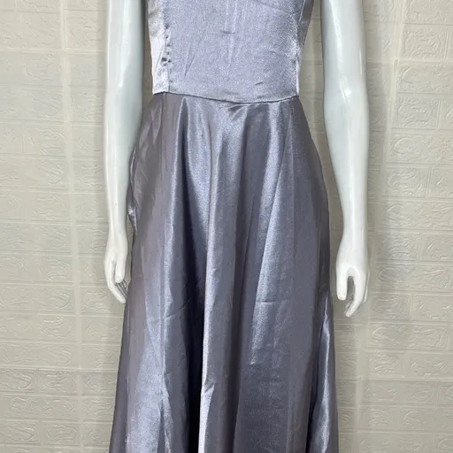 Vestido de festa prateado de alcinha