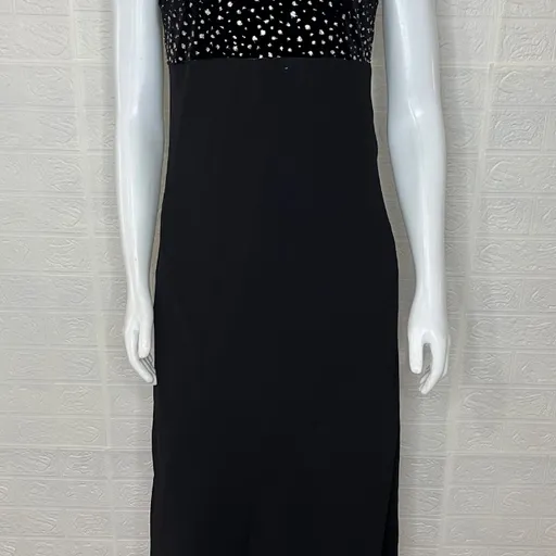 Vestido de festa preto com detalhes brilhosos