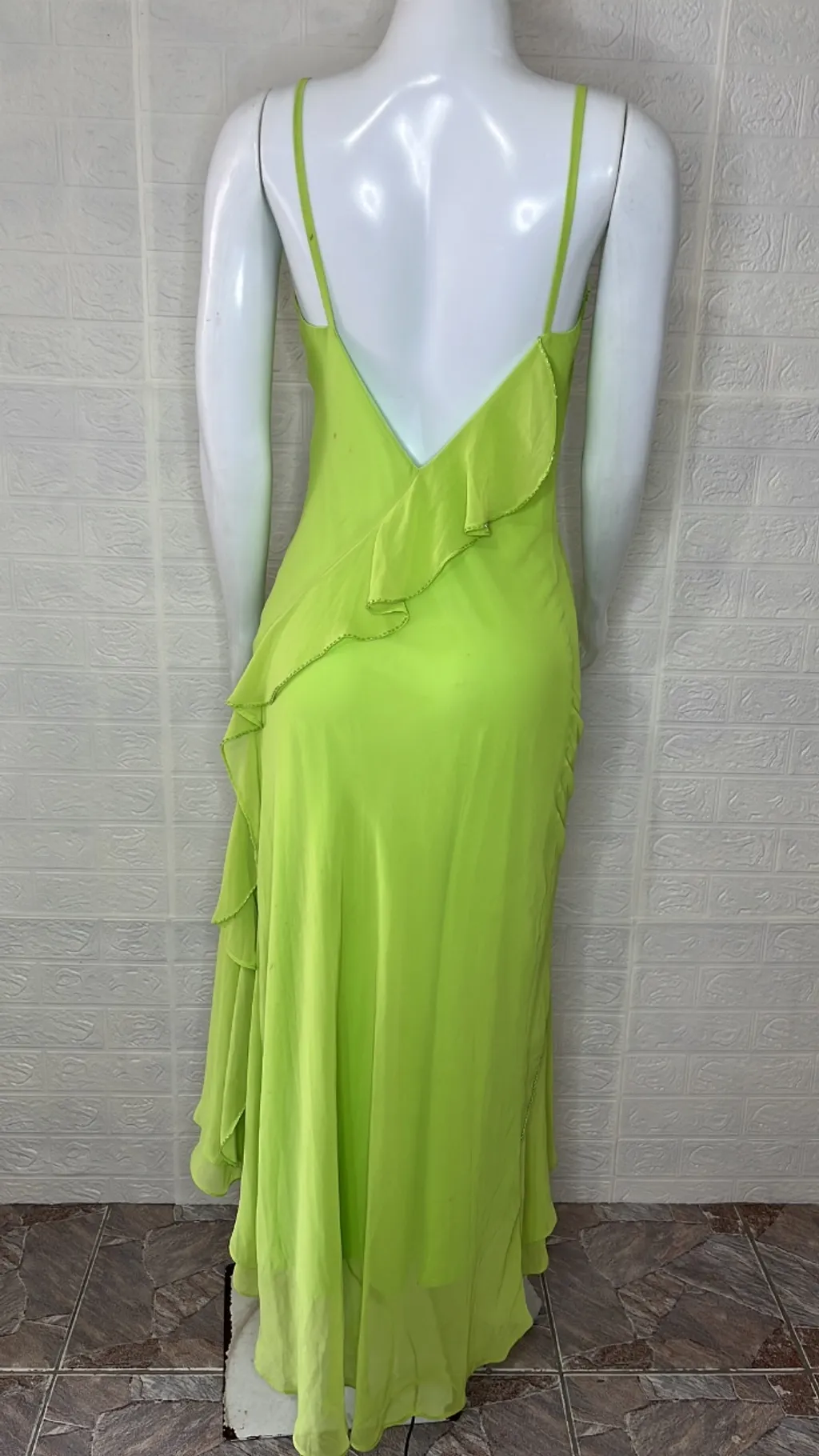 Vestido de festa verde limão de alcinha com detalhes bordados