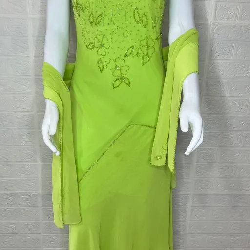 Vestido de festa verde limão de alcinha com detalhes bordados
