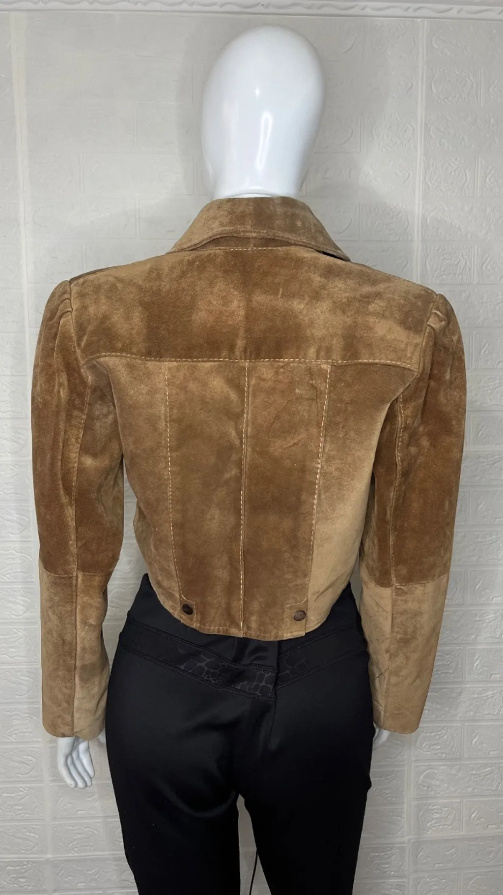 Jaqueta feminina de couro legítimo marrom estilo cropped, da Arg