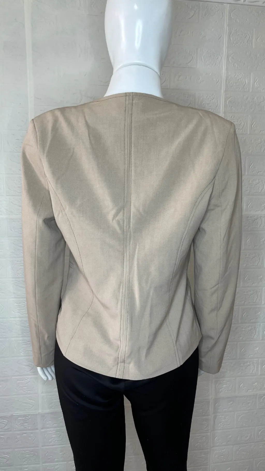 Blazer feminino bege da Barred’s, fechamento por um botão fronta