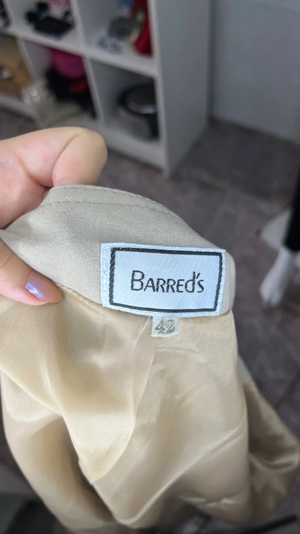 Blazer feminino bege da Barred’s, fechamento por um botão fronta