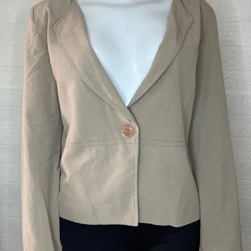 Blazer feminino bege da Barred’s, fechamento por um botão fronta