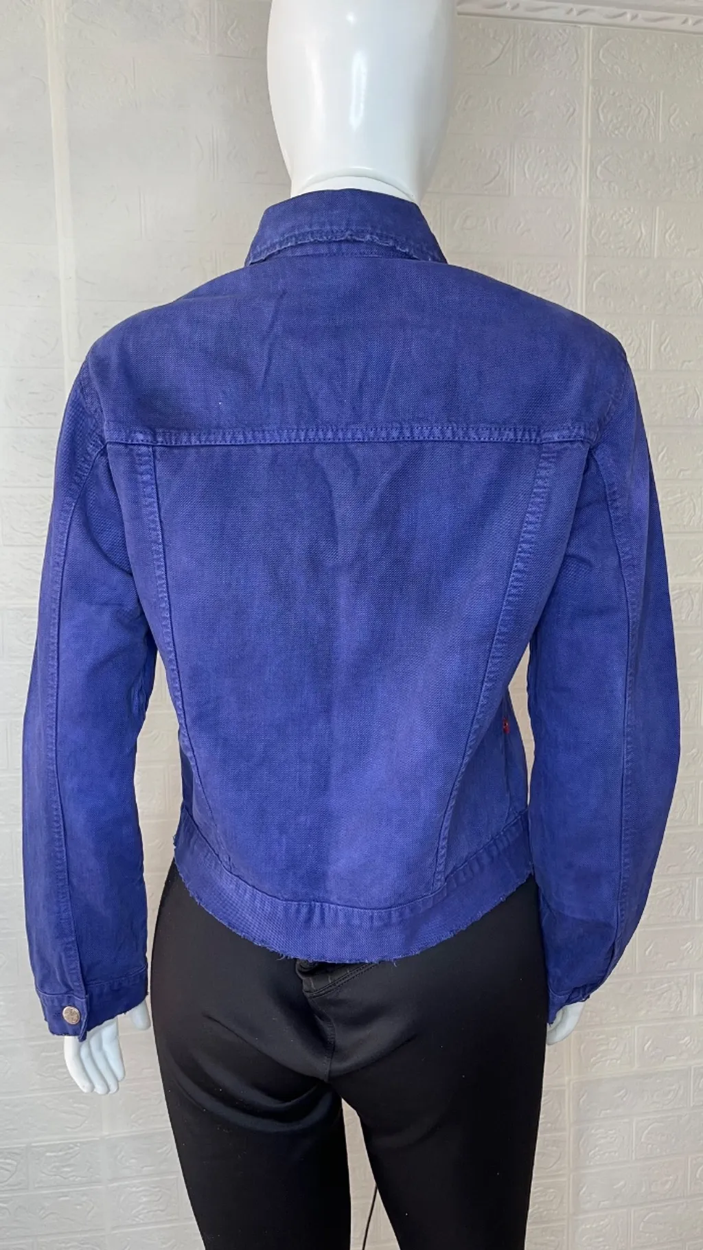 Jaqueta jeans feminina azul, possui gola, fechamento por botões