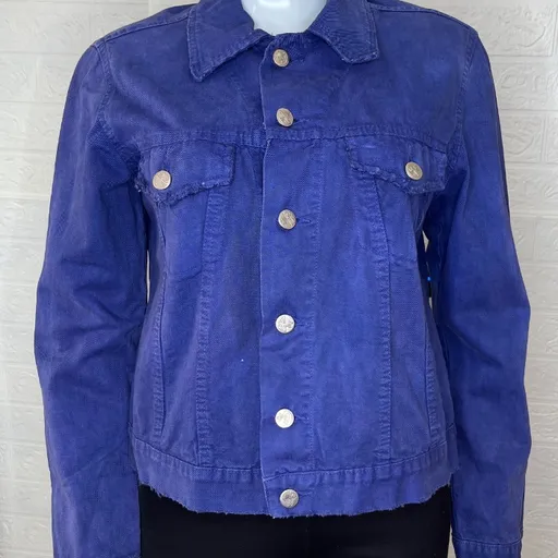 Jaqueta jeans feminina azul, possui gola, fechamento por botões