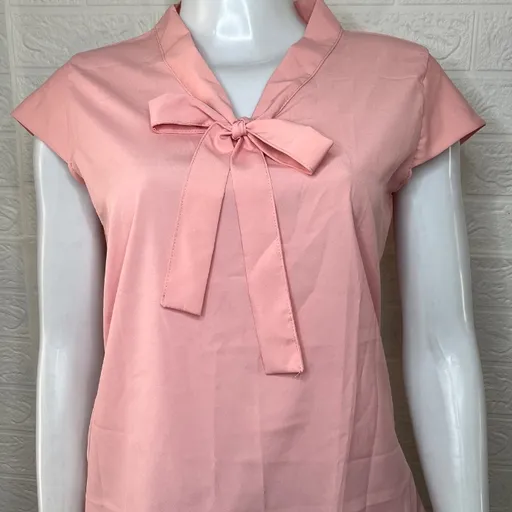 Blusa feminina rosa com laço na frente