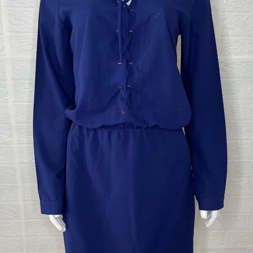 Vestido azul marinho com manga longa, possui decote com amarraçã