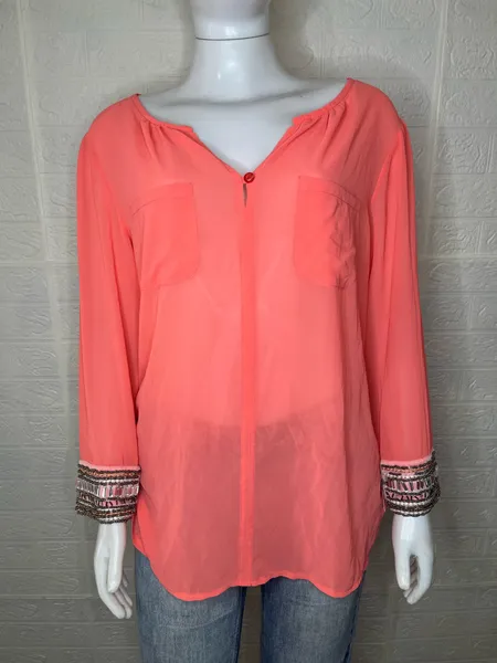 Blusa feminina manga longa com detalhes bordados nas mangas