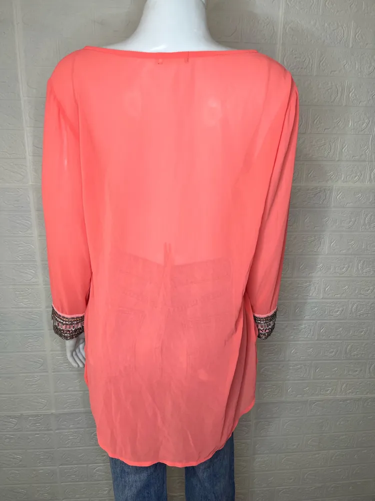 Blusa feminina manga longa com detalhes bordados nas mangas