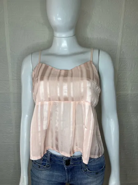 Cropped de alcinha rosa, possui leve transparência