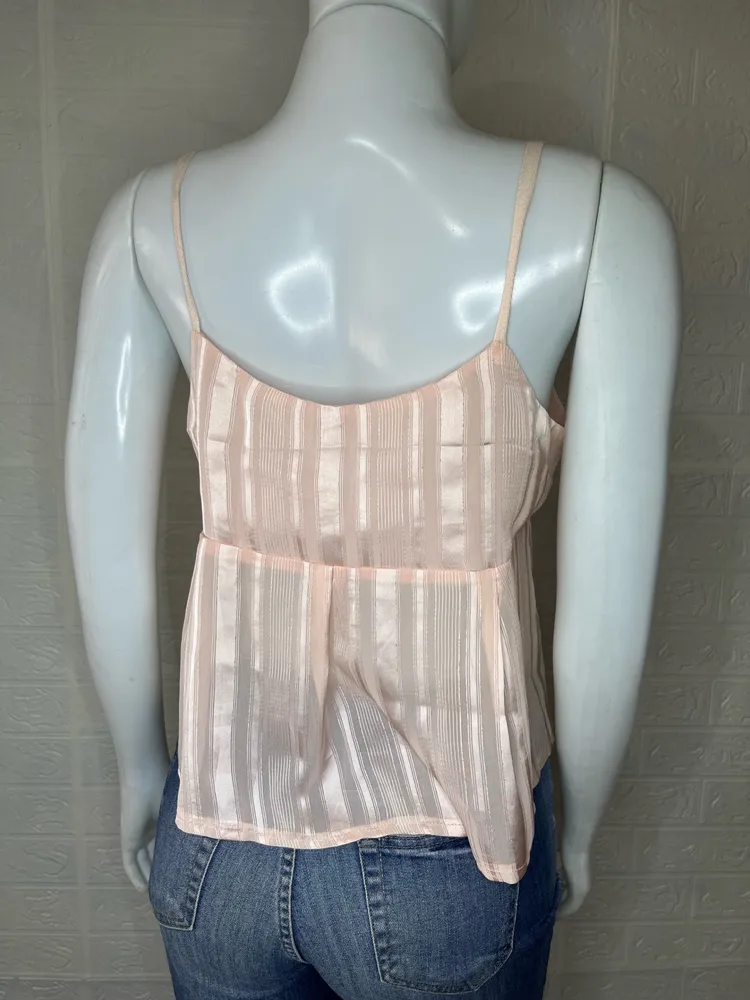 Cropped de alcinha rosa, possui leve transparência