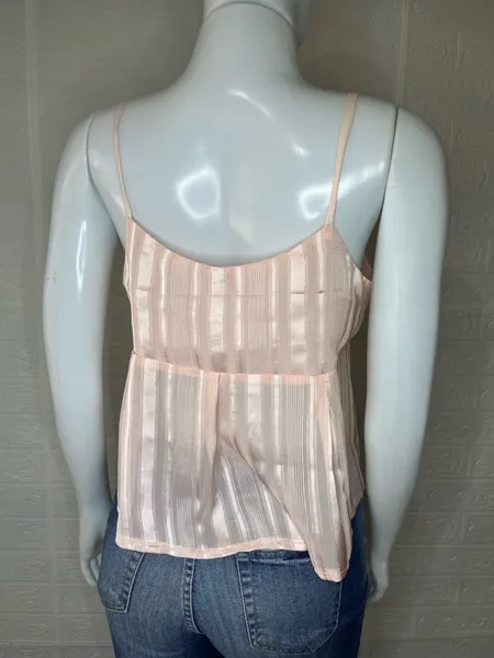 Cropped de alcinha rosa, possui leve transparência