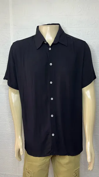 Camisa masculina preta, manga curta de viscolinho. (novo)