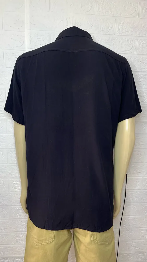 Camisa masculina preta, manga curta de viscolinho. (novo)