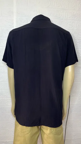 Camisa masculina preta, manga curta de viscolinho. (novo)