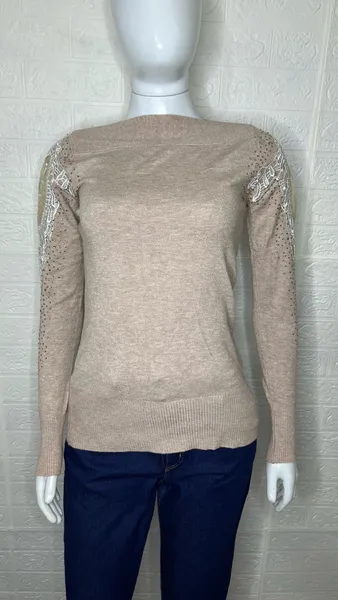 Blusa feminina de tricô com detalhes em renda nas ma