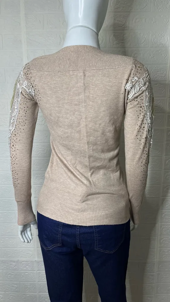Blusa feminina de tricô com detalhes em renda nas ma