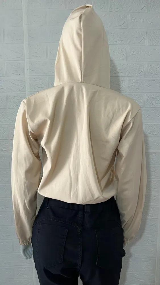 Blusa feminina manga longa corta vento bege