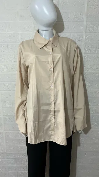 Camisa feminina manga longa bege, estilo bata. (novo)