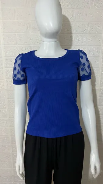 Blusa feminina canelada azul com manga em tule