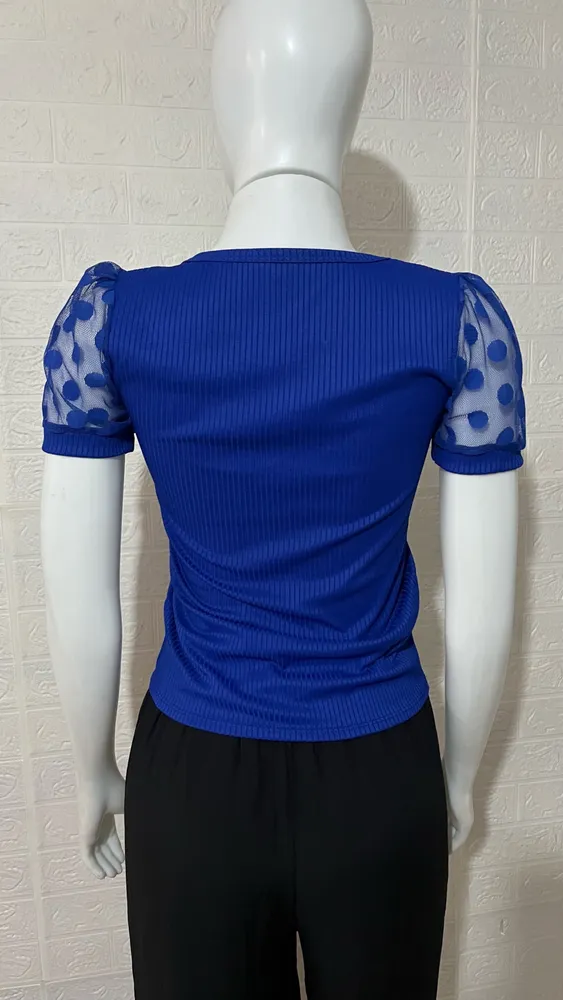Blusa feminina canelada azul com manga em tule