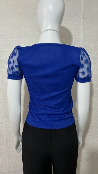 Blusa feminina canelada azul com manga em tule