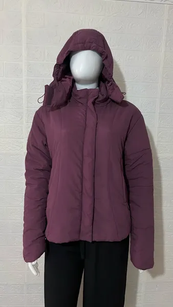 Jaqueta feminina roxa forrada puffer com capuz