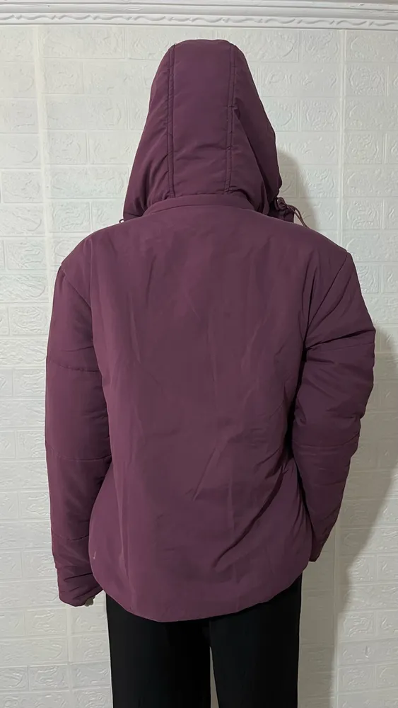 Jaqueta feminina roxa forrada puffer com capuz