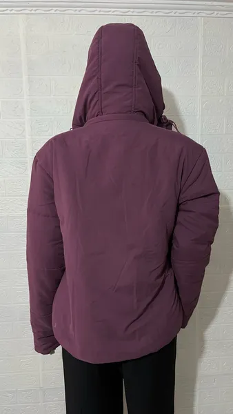 Jaqueta feminina roxa forrada puffer com capuz