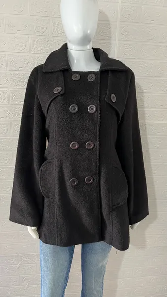 Sobretudo feminino preto de lã