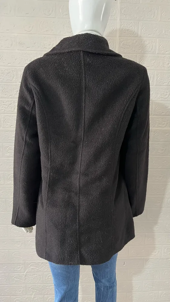 Sobretudo feminino preto de lã