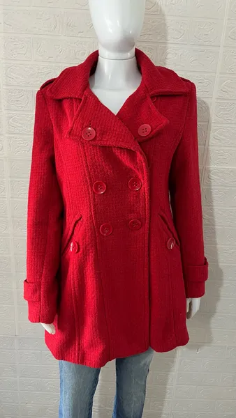 Sobretudo feminino vermelho acinturado